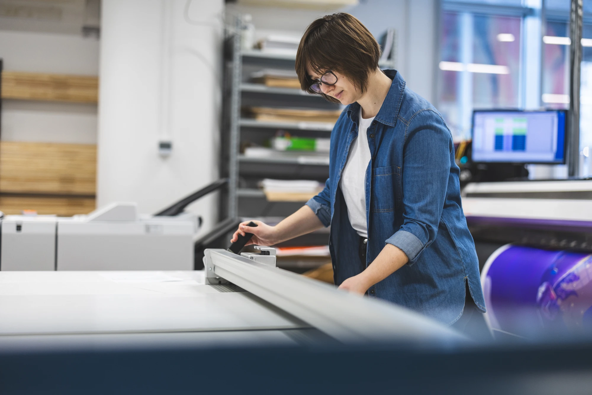 Lettershop & More Mitarbeiterin bei der Arbeit